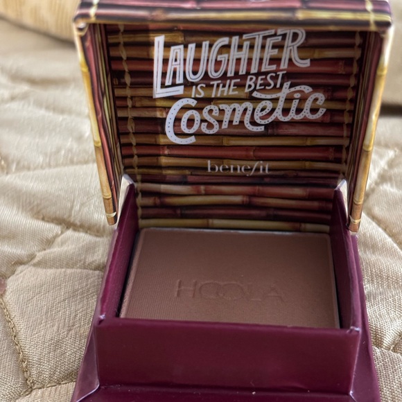 Benefit Hoola Mini Bronzer with Floral Design - Picture 4 of 6